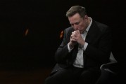 解梦软件特斯拉股价收涨超3%：特朗普无意沟通，马斯克父亲劝儿子低头