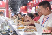 解梦软件“嗦粉”经济火热 中国多地“食力”出圈