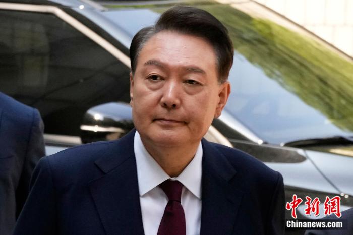 当地时间2025年5月12日，韩国首(🃏)尔，因被(🍝)控策划叛乱而受到审判的前总统尹锡悦抵达首尔中央地方法院。图/视觉中国
